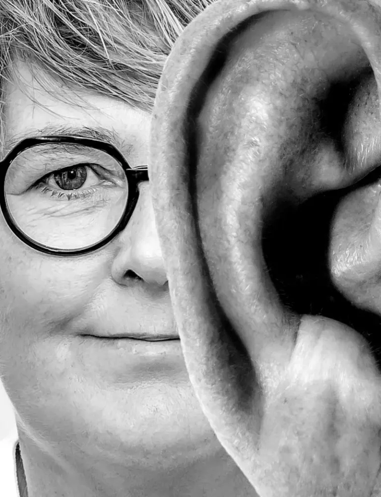 Martina Kowalski neben einem großen Ohrmodell